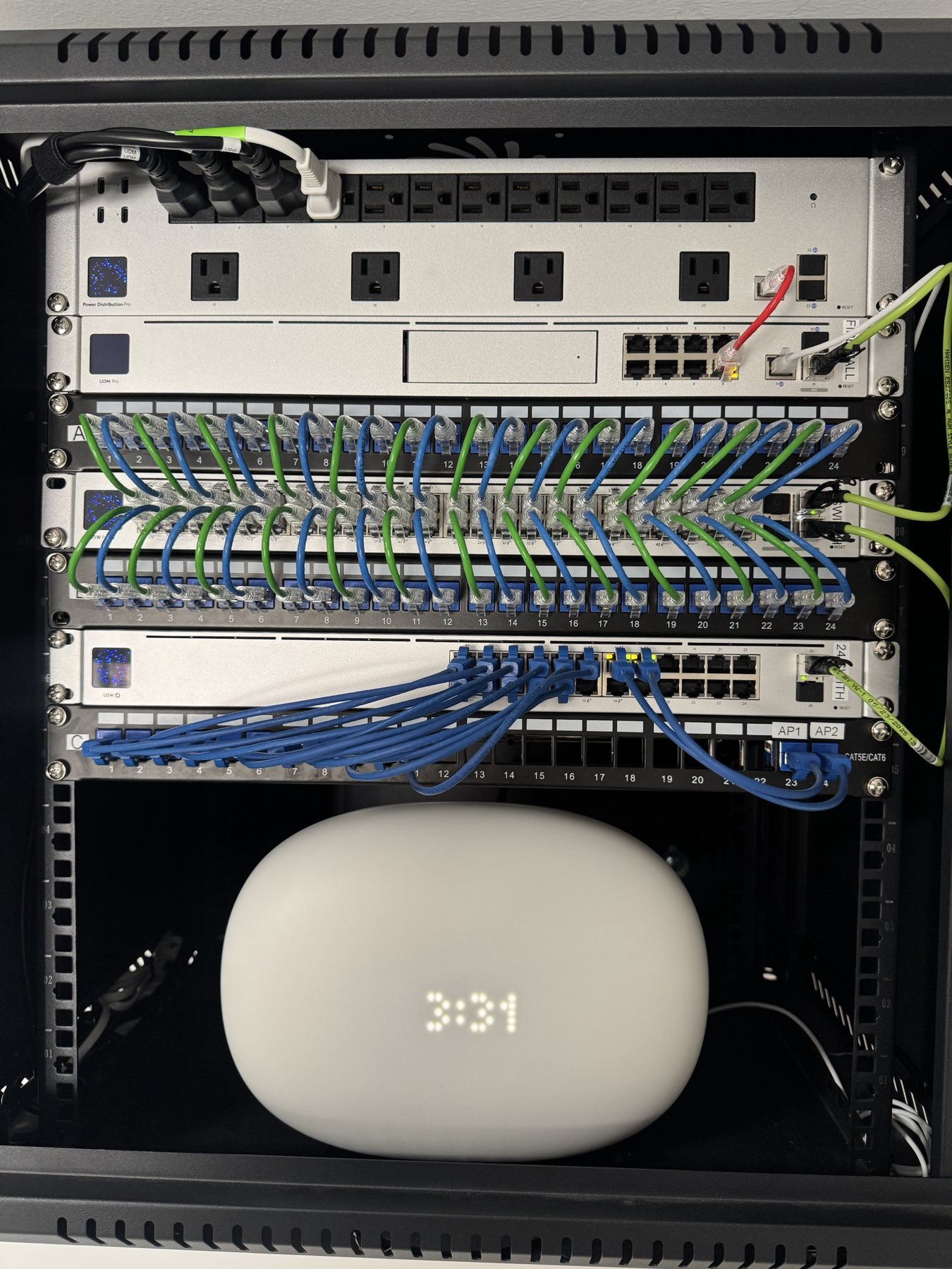 Itenco-built network rack with UniFi gateway, labeled patch panels and color-coded patch cables